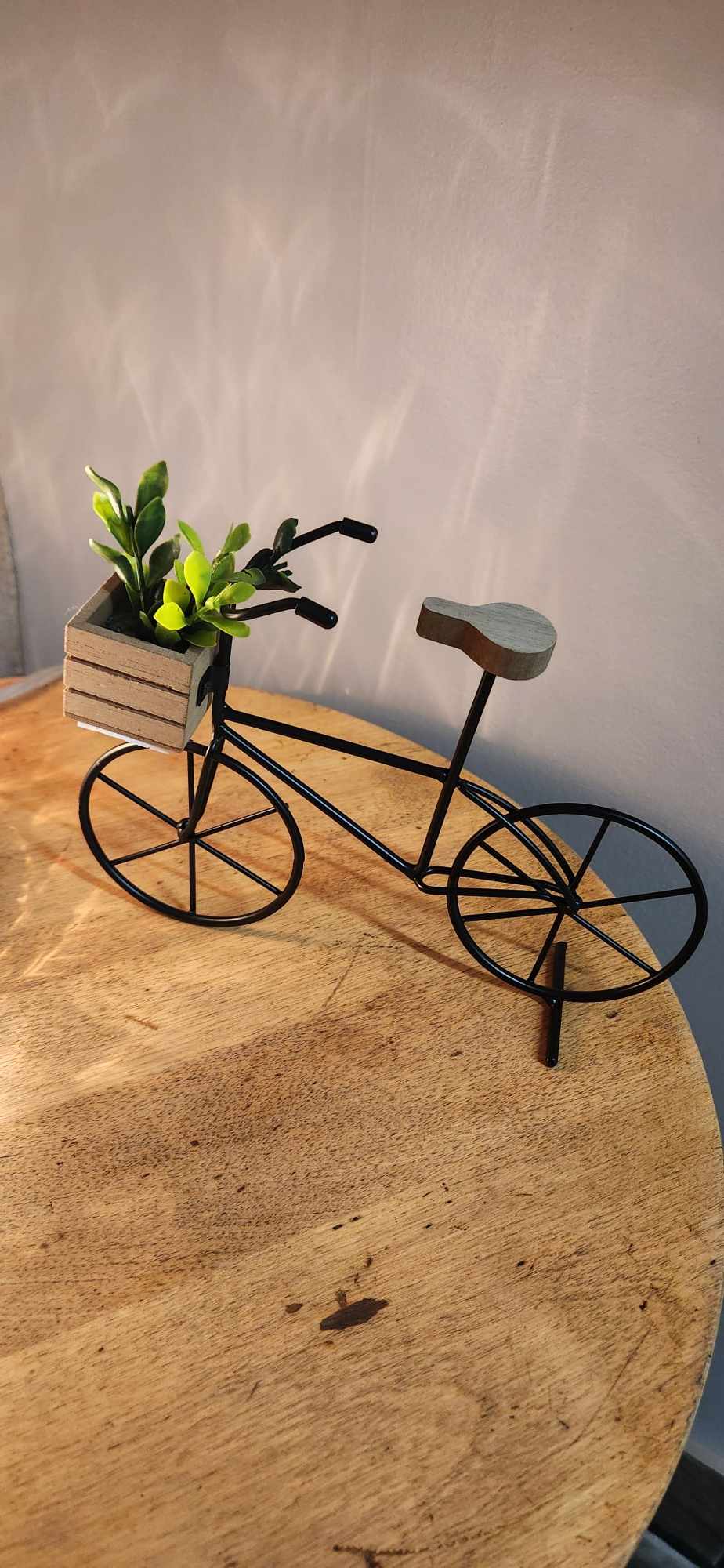 Petite bicyclette /Noir/ Panier avec fleur / Métal /Décoration