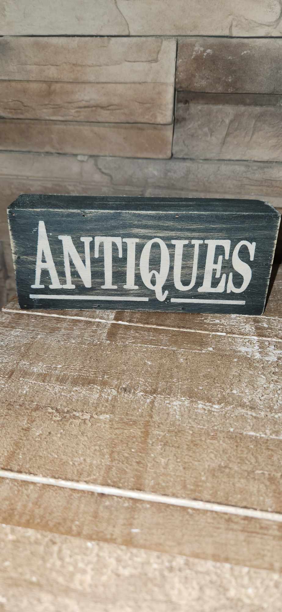 Plaque antique / Écriture blanche / Usée